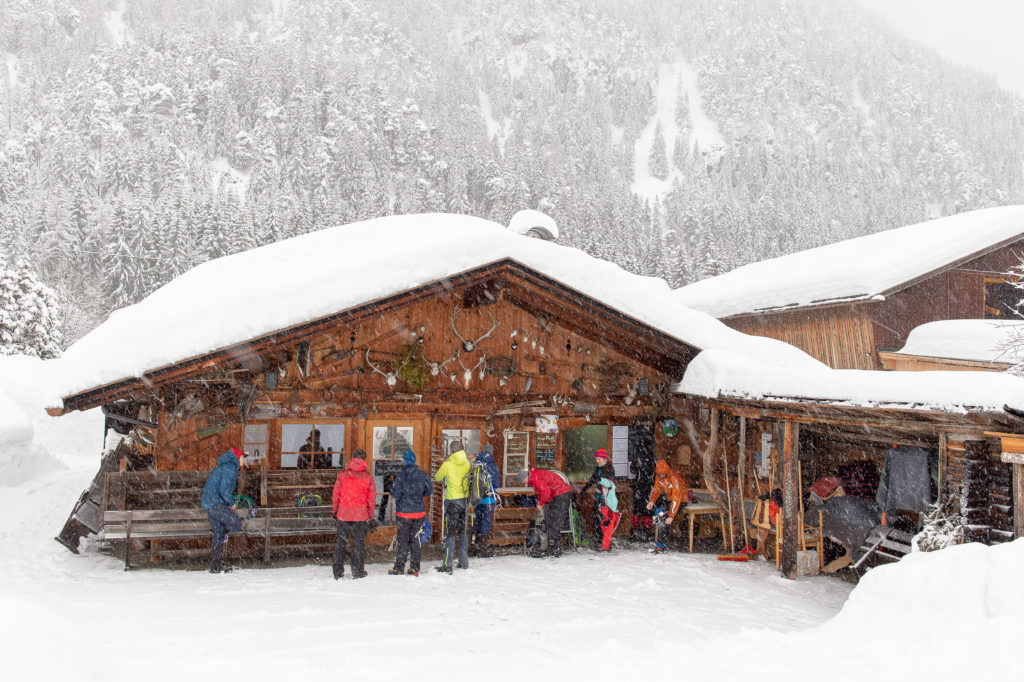 Etappenziel zum Mittagessen am ersten Tag auf der Schneewanderung: Polis Hütte, Foto Johannes Geyer